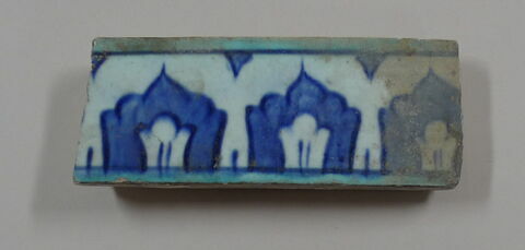 Fragment de carreau de bordure à pétales bleu et blanc, image 1/1