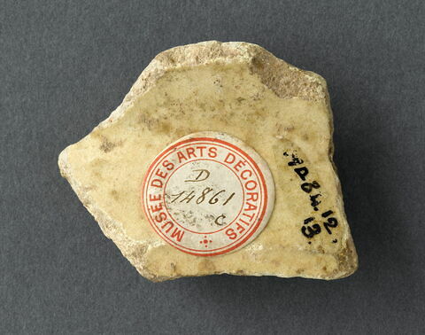 Fragment de marli de coupe à décor d'entrelacs, de pseudo-inscriptions et de cercles pointés, image 2/2