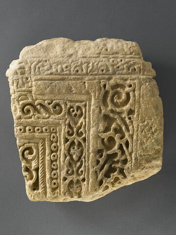 Fragment de stèle funéraire, image 2/4