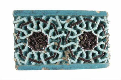 Fragment de carreau de revêtement à décor d'étoiles à huit branches et d'octogones, image 3/3