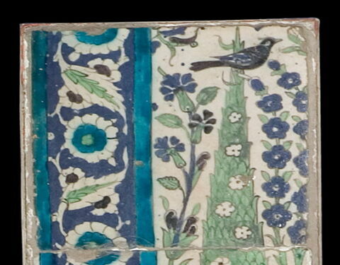 Carreau à l'oiseau posé sur un cyprès encadré de tiges fleuries. Frise de feuilles dentelées et de rosettes, image 3/3