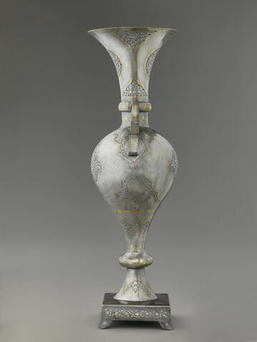 Vase à deux anses à décor de médaillons polylobés fleuris, image 2/15