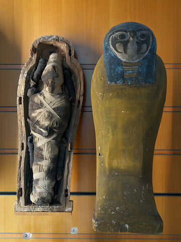 cercueil miniature ; pseudo-momie ; boule magique ; figurine