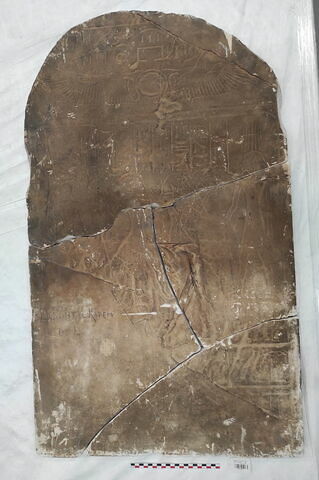 Moulage de la partie supérieure de la stèle 122 du Serabit el-Khadim, image 1/1