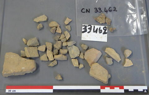 plaquette, fragment ; objet indéterminé, fragment ; vase, récipient, fragment ; brique, fragment