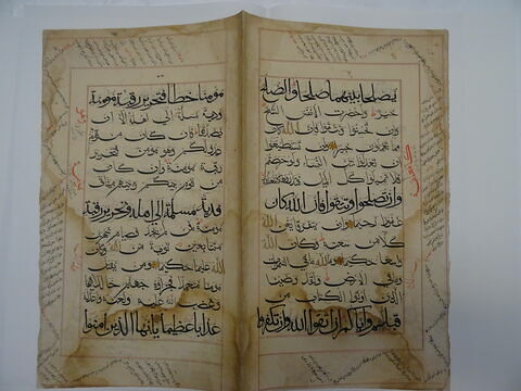 Double page d'un coran : Sourate 4 (Les femmes, al-nisāʾ), fol. 23r : versets 92 (fin) à 94 ; fol. 27v : versets 128 (fin) à 131