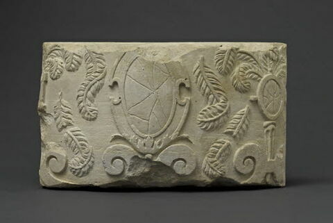 Fragment de tambour de colonne aux emblèmes de Catherine de Médicis (plumes coupées et miroir brisé), image 1/1
