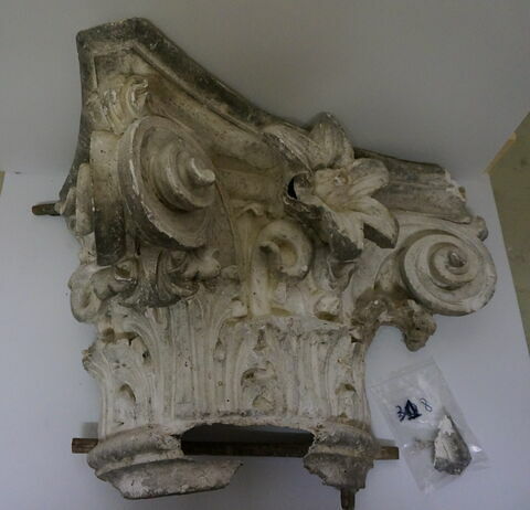 chapiteau de pilastre ; haut-relief