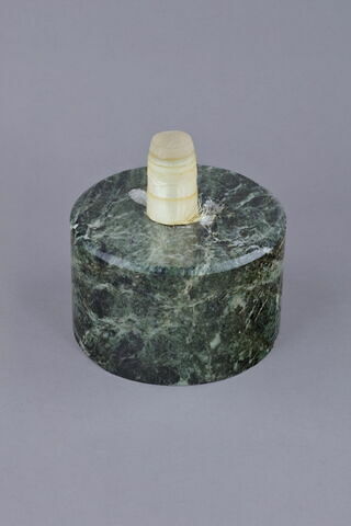 Socle rond en marbre vert, image 2/2