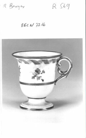 Petit pot à anse d'un ensemble de six sur un plateau circulaire, d'une paire (R 568), d'un service de table (R 550 à 675), image 13/17