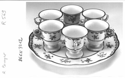 Petit pot à anse d'un ensemble de six sur un plateau circulaire, d'une paire (R 568), d'un service de table (R 550 à 675), image 14/17
