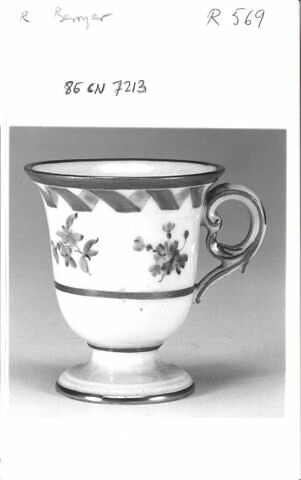 Petit pot à anse d'un ensemble de six sur un plateau circulaire, d'une paire (R 568), d'un service de table (R 550 à 675), image 15/17