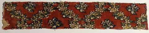 Fragment fond rouge, décor de tresses de lauriers, baies, fleurettes