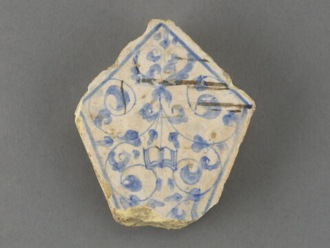 Carreau à décor "a porcellana" de rinceaux bleu clair sur fond blanc, d'un ensemble de sept