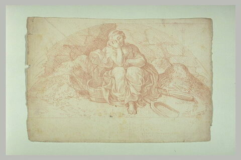 Jeune femme drapée, pleurant, assise à terre à côté d'un baquet, image 2/2