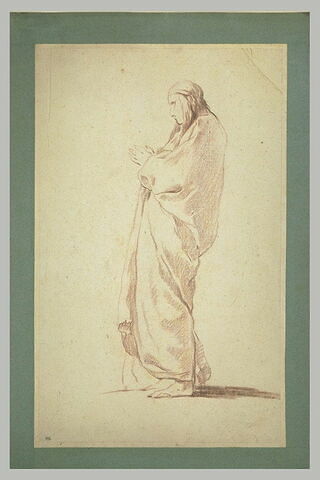 Femme drapée dans un grand manteau, mains jointes, cheveux dénoués, image 1/1