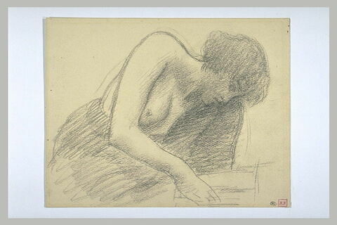 Jeune femme au buste nu, penchée sur un livre, le visage de profil à droite, image 1/2