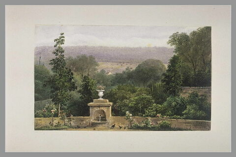 Paysage vu d'une terrasse ornée au premier plan d'une fontaine