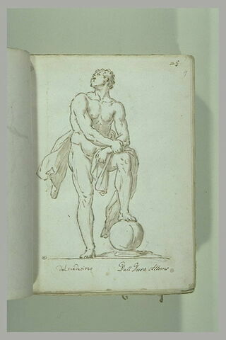 Homme debout, le jambe gauche repliée reposant sur une sphère..., image 2/2