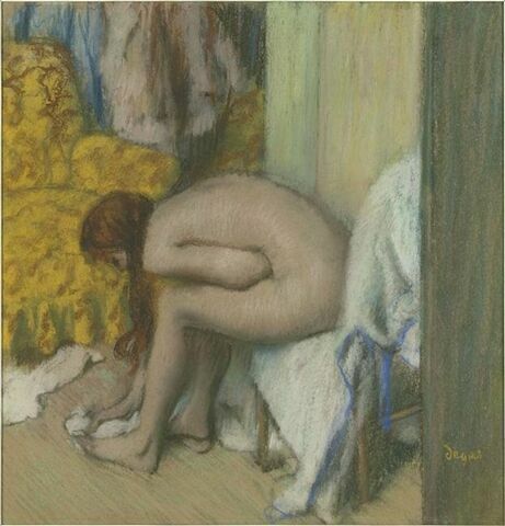 Après le bain ; une femme s'essuyant les pieds