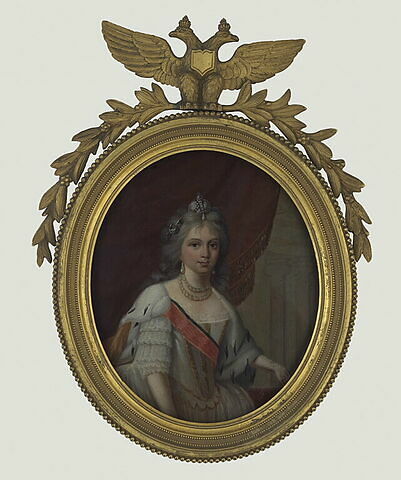 Portrait en buste d'une femme en robe blanche barrée d'un grand cordon rouge, image 1/1