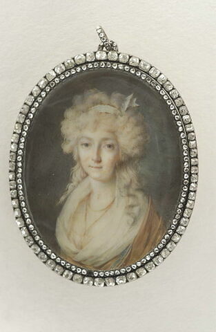 Portrait de femme en buste, un ruban blanc dans les cheveux