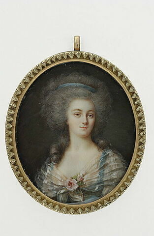 Portrait de jeune femme, la coiffure ornée d'un ruban bleu