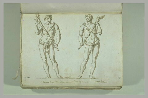 Deux hommes debout portent des flambeaux allumés, une guirlande sur le..., image 1/1