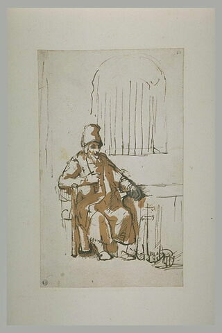 Homme, coiffé d'un grand bonnet, assis près d'une table