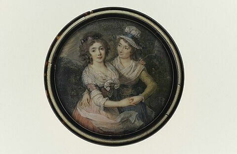 Portrait de deux jeunes femmes se tenant enlacées pour danser, image 1/1