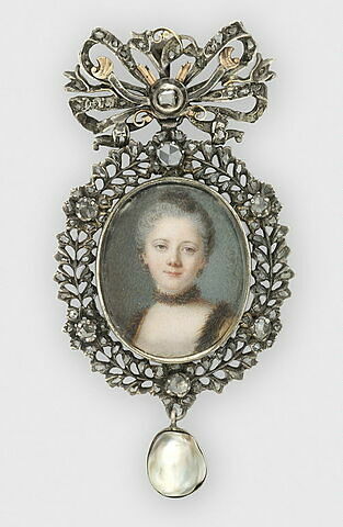 Portrait de jeune femme avec un collier de fourrure
