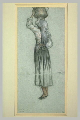 Femme, vue de dos, portant un vase sur la tête
