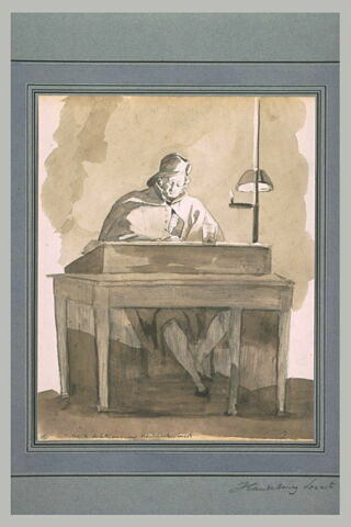 Homme assis à une table, travaillant à la lueur d'une lampe, image 2/2