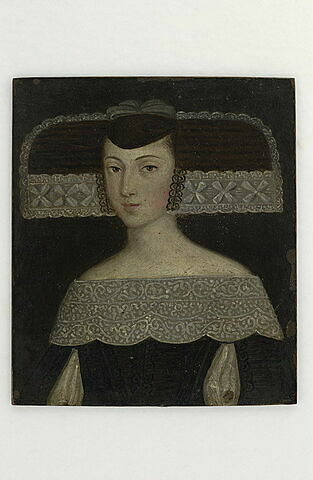 Portrait de jeune femme en buste, chevelure brune et costume noir, image 1/1