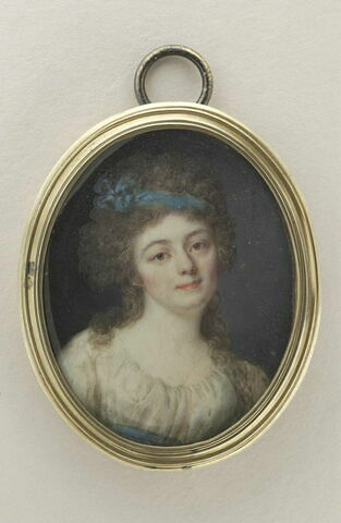 Femme en buste, tournée vers la droite, un ruban bleu dans les cheveux