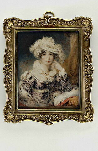 Portrait de jeune femme coiffée d'un chapeau blanc