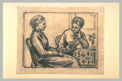 Deux femmes assises près d'une table, l'une lisant
