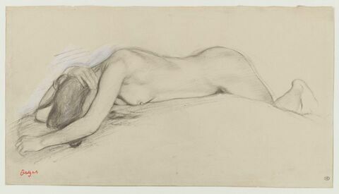 Femme nue couchée sur le ventre
