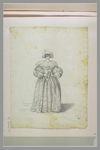 Femme, de face, en costume Louis XIII