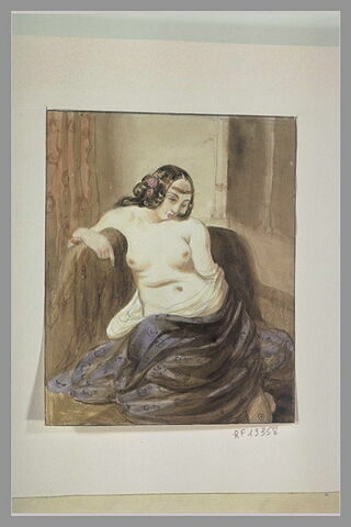 Femme assise, la poitrine nue, de face, image 1/1