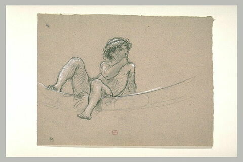 Enfant nu, assis sur une bordure circulaire