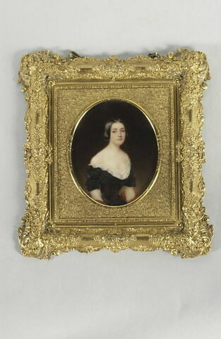 Portrait de Madame J-B Ladeuze, née Elizabeth Froment, à mi-corps, de 3/4 à droite, en robe noire à décolleté de dentelle blanche.