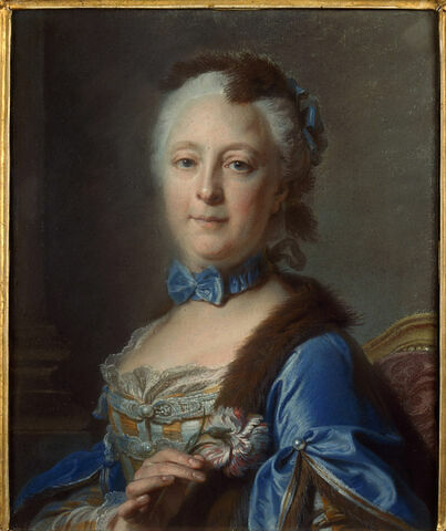 Portrait de femme en buste, tenant un oeillet, image 1/1