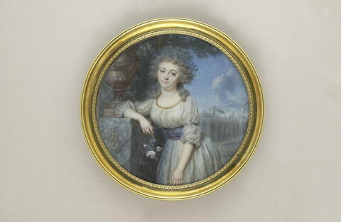 Portrait de Madame Van hée née Dewinck, épouse du banquier van Hée, vue dans un parc, en robe à décolleté rond et manches bouffantes, des myosotis dans les cheveux.