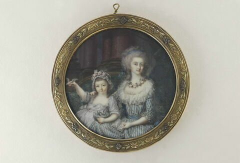 La Marquise de Mont Levrier et sa fille, assises sur un canapé