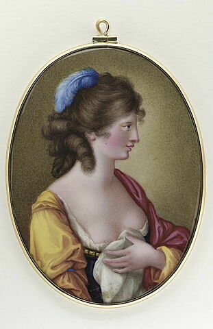 Portrait de jeune femme, à mi-corps, avec une plume bleue dans ses cheveux