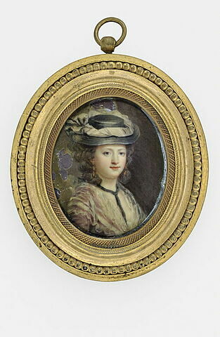Portrait de femme, en buste, coiffée d'un chapeau noir à ruban blanc, image 1/1