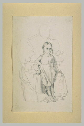 Petite fille en chemise, debout et appuyée sur les genoux d'une femme assise