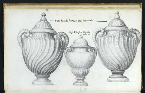 Trois vases de porphyre