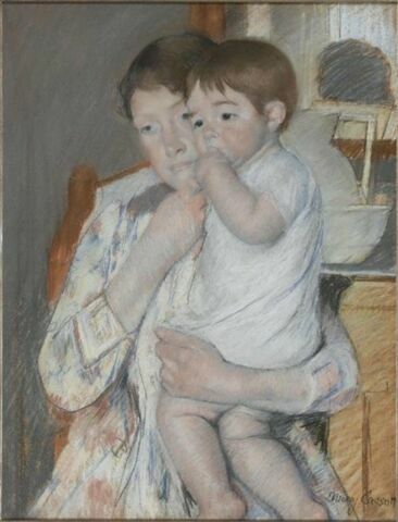 Mère et enfant : la femme tient sur ses genoux son enfant qui suce son pouce